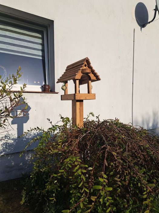 Drewniany karmnik z budką legową