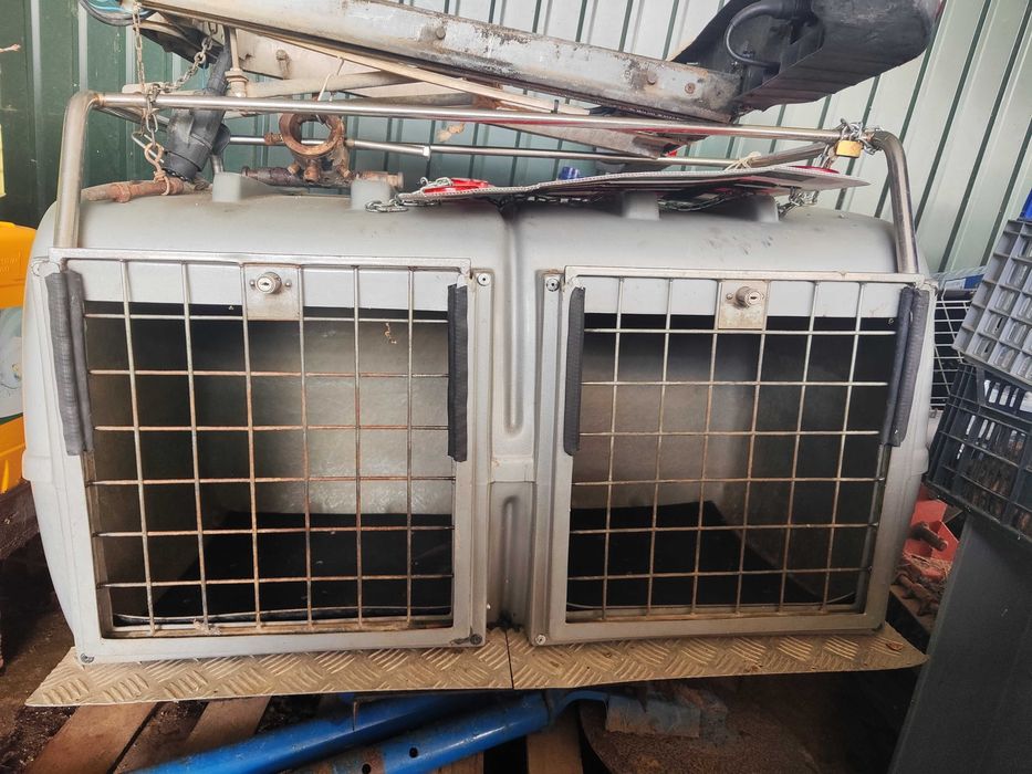 atrelado de transporte de cães suspenso