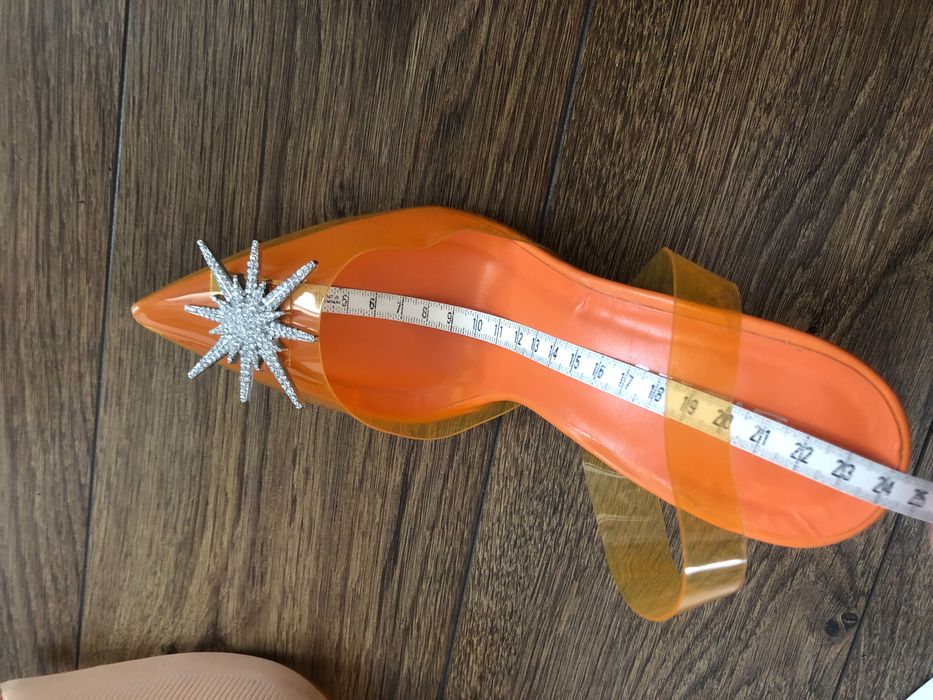 Szpilki w kolorze pomarańczowym