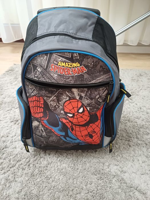 Plecak na kółkach z rączką  firmy Marvel.