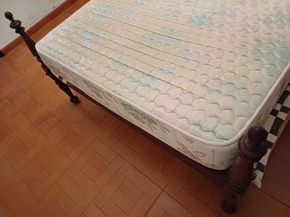 Cama com estrado e colchão E