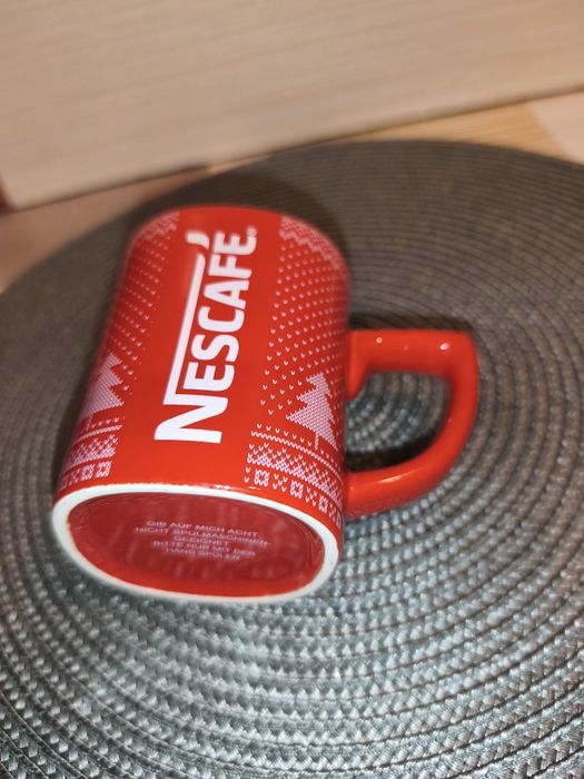 Czerwony kubek Nescafe zima