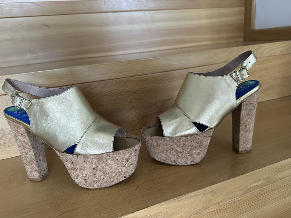 Designerskie złote buty na koturnie/korku