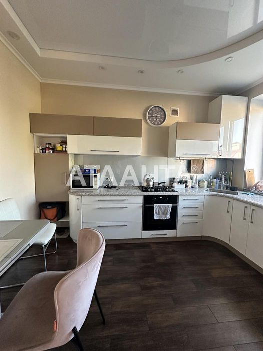 3-комнатная квартира кухня студия в малоэтажном доме.