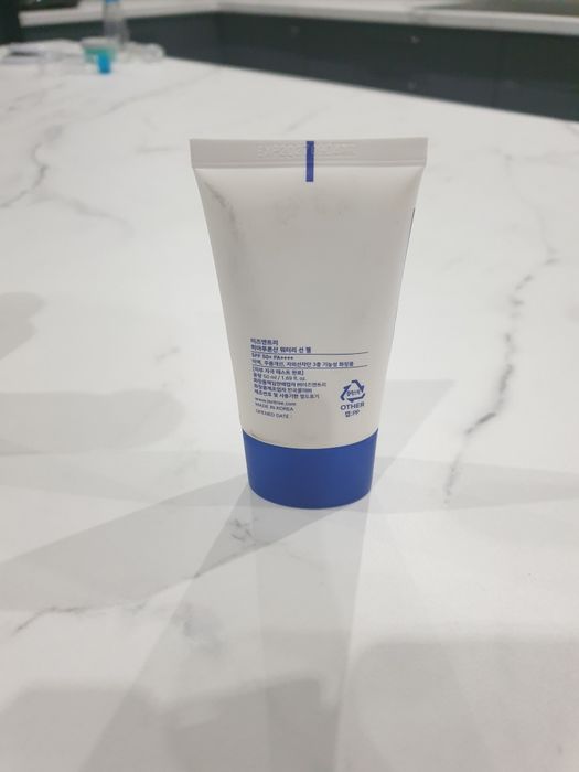 Isntree hyaluronic acid watery sun gel spf 50.