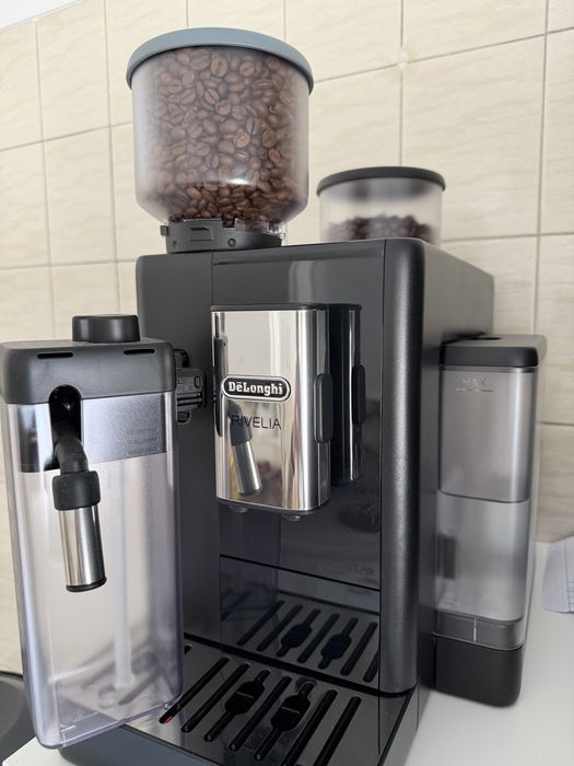 Máquina de café automática/ DēLonghi/Rivelia/Onyx Black