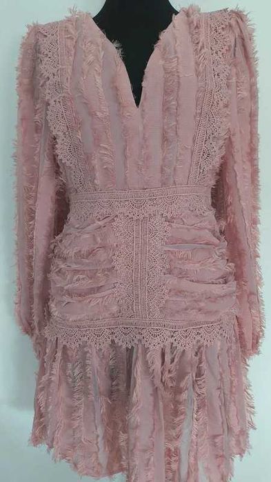 Koktajlowa sukienka pudrowy róż z koronką gipiurą piórkami rozmiar M