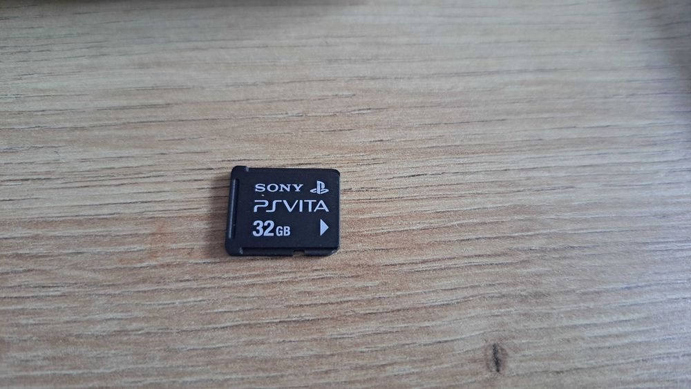 Konsola PS Vita PCH-2000 White + oryginalna karta 32 GB + GRY