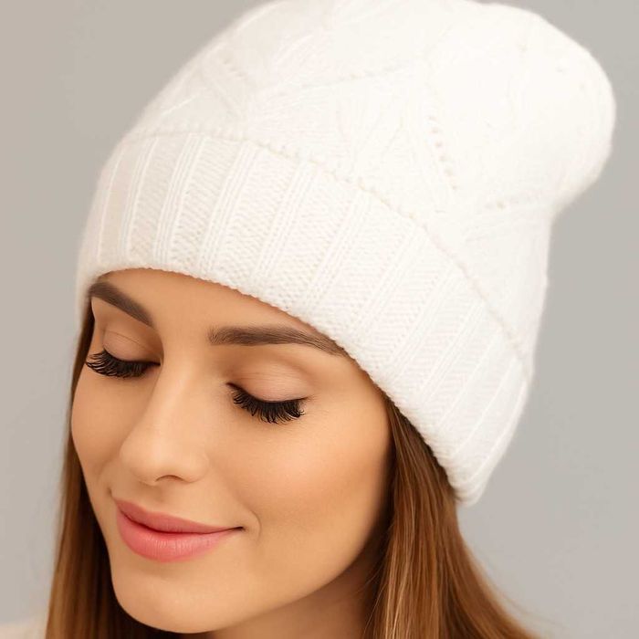 Czapka damska zimowa – biała, klasyczna