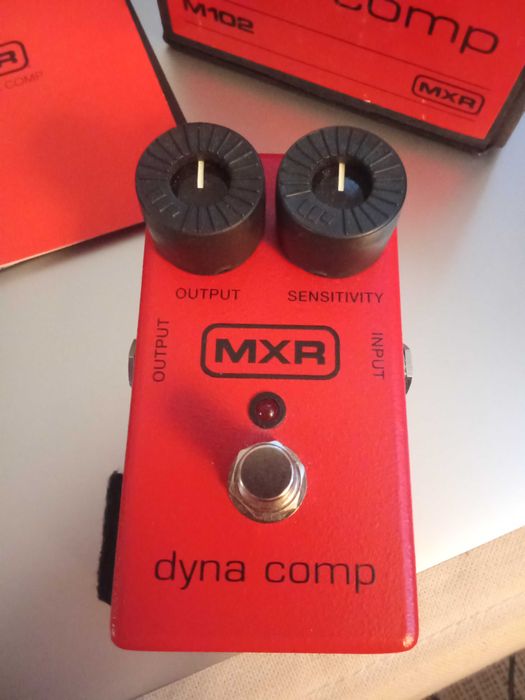 Pedal MXR Dyna Comp (compressor) com a caixa e papelada