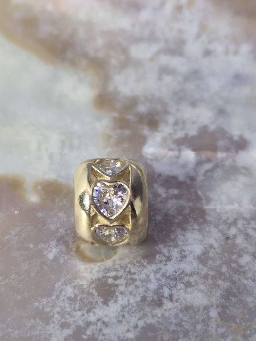 Złoty charms do bransoletek typu Pandora okrągły serce cyrkonie białe