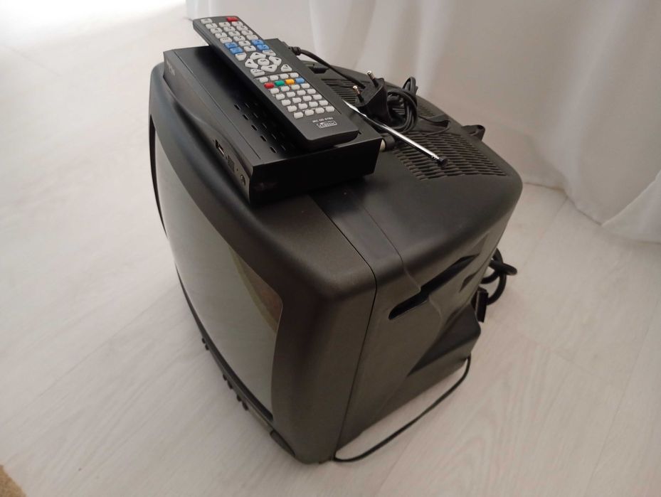 Televisor a cores CRT de 14 polegadas com Box.