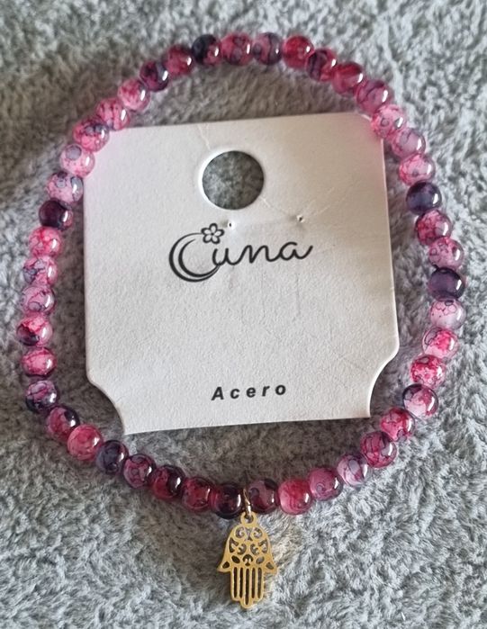 Pulseira elástica com pedrinhas naturais rosa e mão de Fátima em aço.