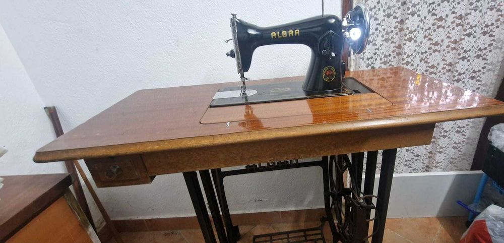 Máquina de Costura Antiga ALGAR – Funcional – Mesa Original