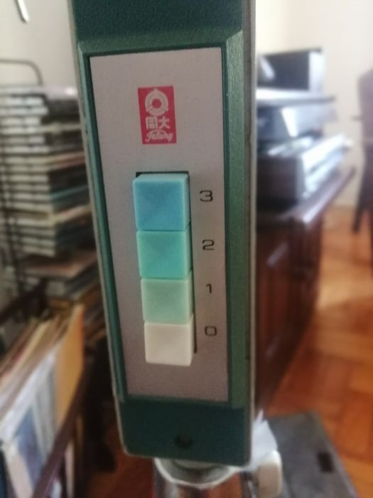 Ventoinha de pé e com rodas usada em bom estado de funcionamento