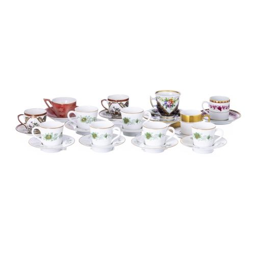 Porcelana - Lote de doze chávena de café com pires - Vista Alegre