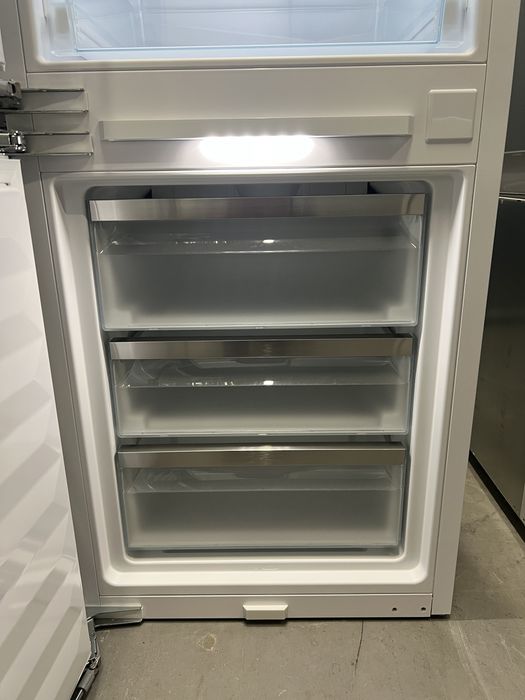 Холодильник під монтування фірми Miele KFN 7795