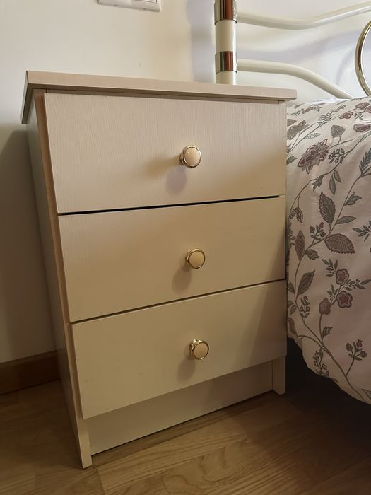 Cama de Casal com estrado  com duas mesinhas de cabeceira