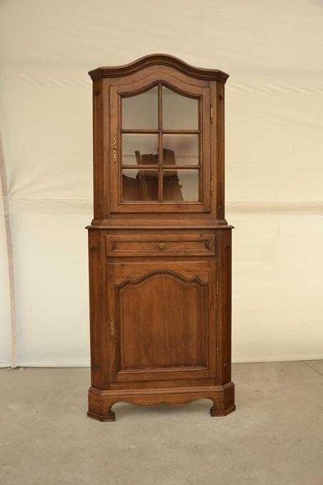 stylowa narożna witryna