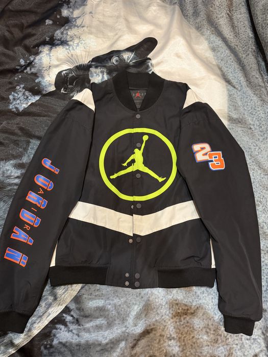 Продам бомбер Jordan