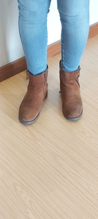 Botas castanhas baixas