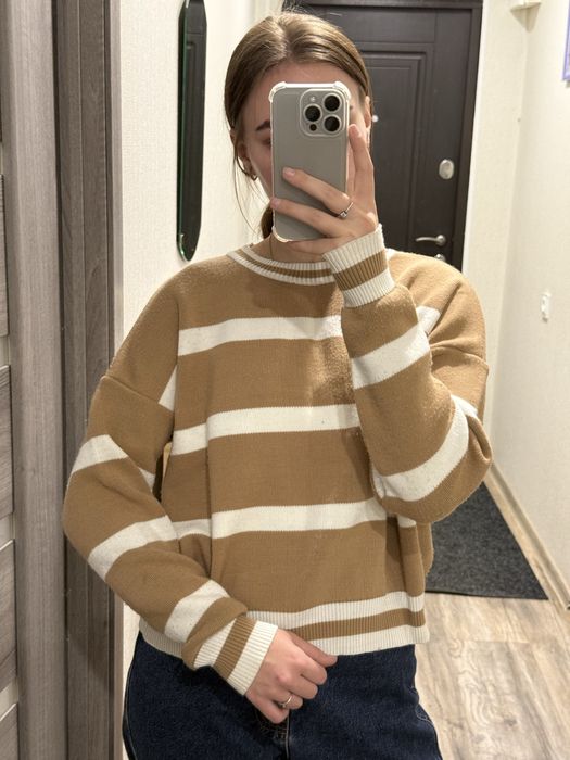 Светр в смужку.