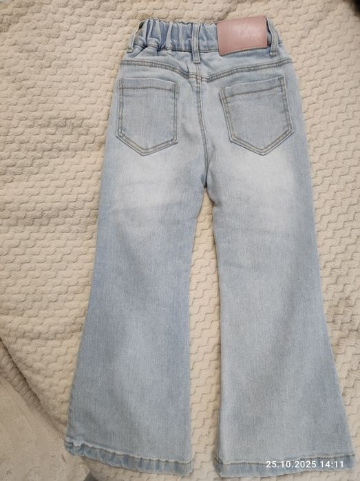 Джинси кльош блакитного кольору для дівчинки, розмір вказаний 7 років