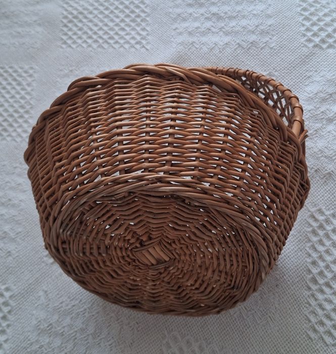 Koszyk wiklinowy.