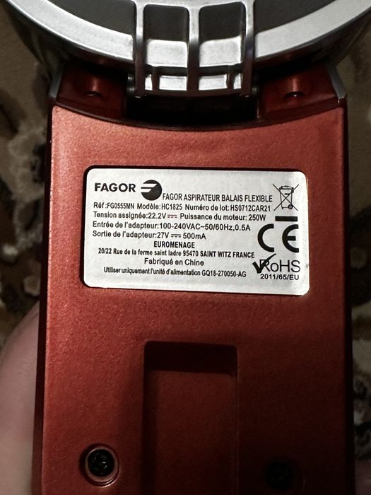 Продам аккумуляторный вертикальный пылесос