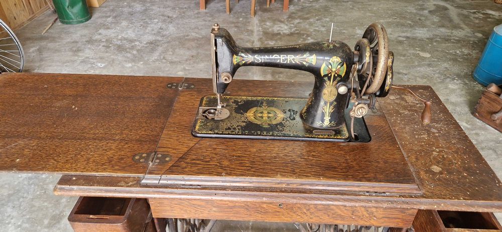 Máquina de Costura Antiga Singer com móvel