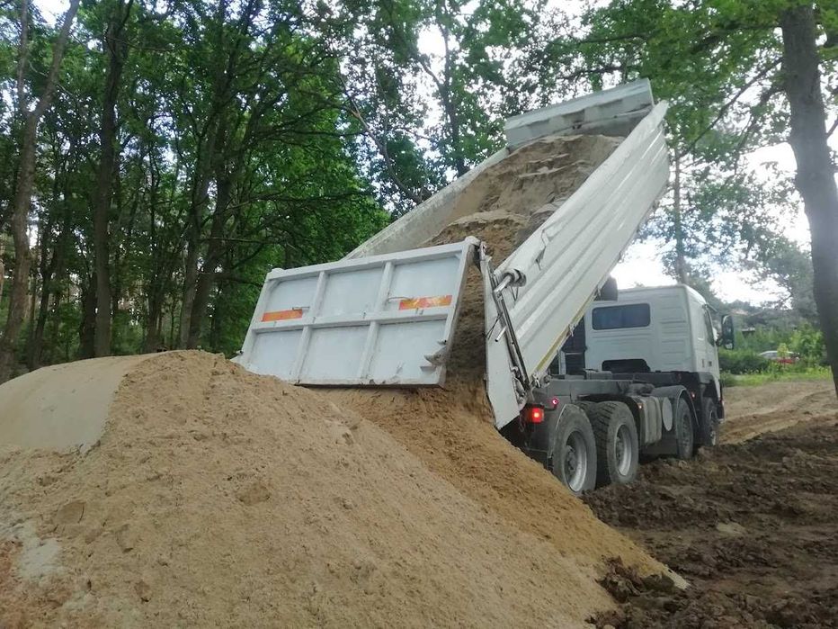 Sprzedaż piasku zasypowego z dowozem – szybka dostawa wywrotką
