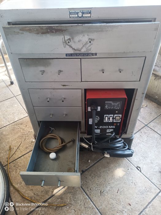 Uma banca com rodas muito boas arrumações de ferramentas ou o que  pre