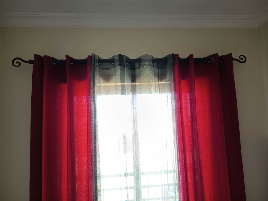 Cortinados opacos Vermelho/Bordeaux e transparentes em tons de cinzento