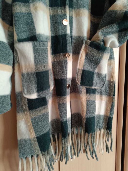 Piękny nowy płaszczyk w kratę  z frędzlami