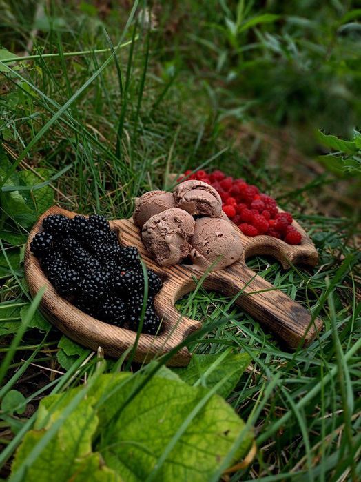 Унікальна дерев'яна тарілка у формі двосторонньої сокири