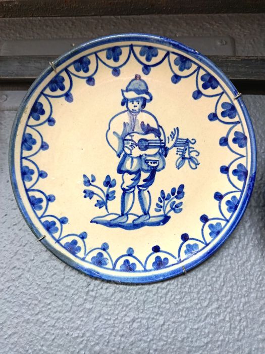 Pratos em faiança, Viúva Lamego assinados e marcados nos tardoz. Representam vários ofícios típicos do país.