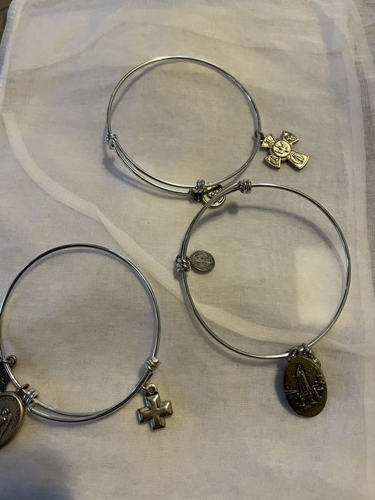 3 pulseiras com medalhas
