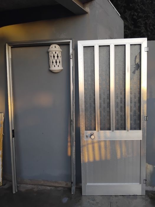 Porta exterior, usada.