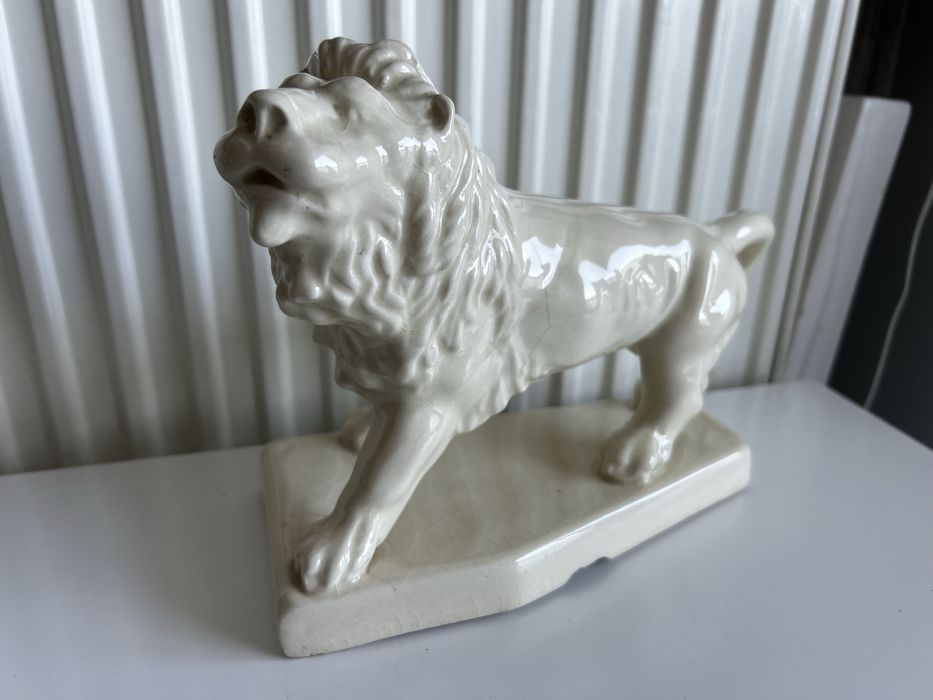 Ceramiczny "BIAŁY " LEW na postumencie Radom Marywil
