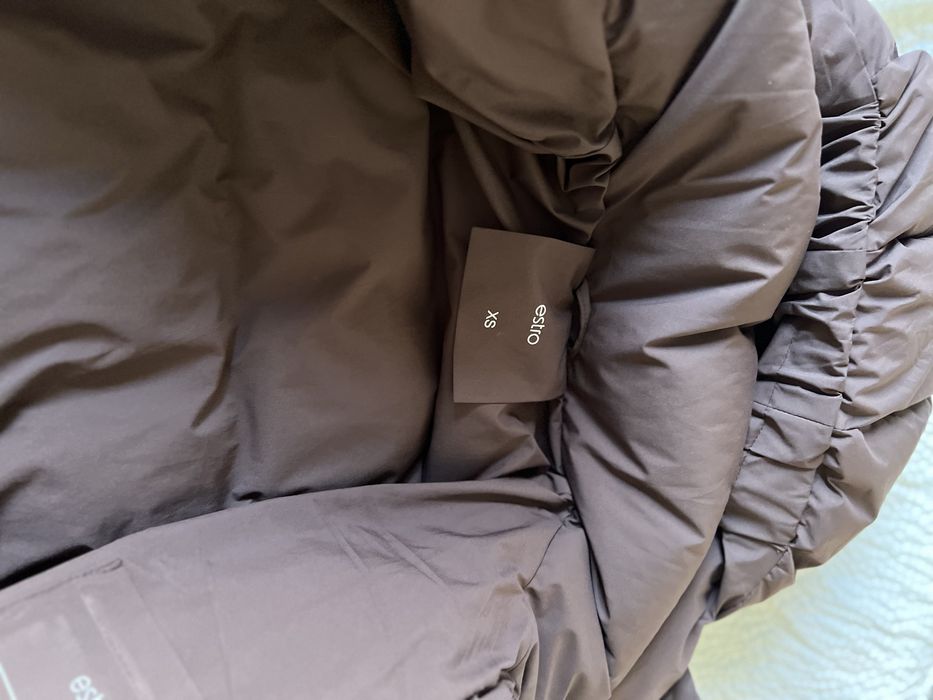 Коричневий пуховик estro