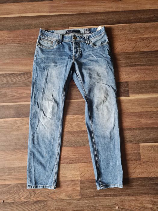 Jeansy regular z przetarciami Diverse r. 32