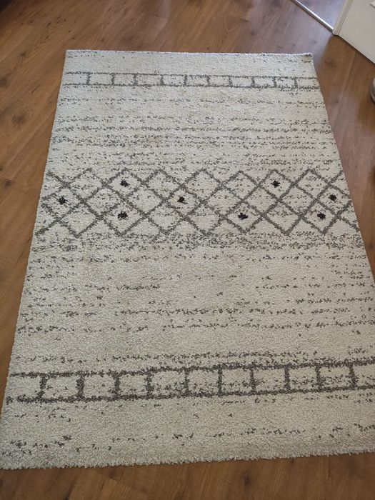 Conjunto de duas carpetes em pêlo beje e preto