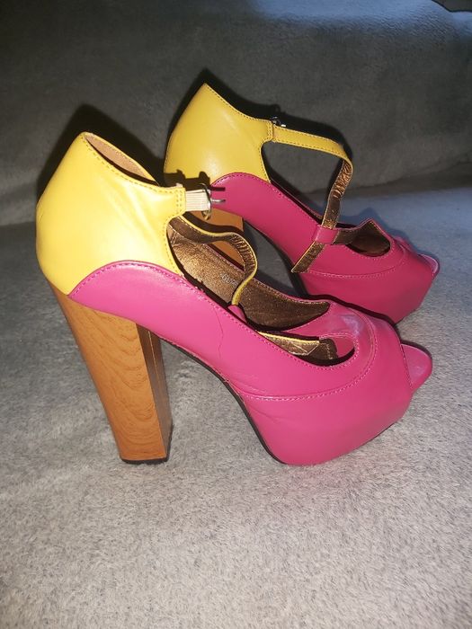 Oryginalne, z naturalnej  skóry wysokie buty r. 38