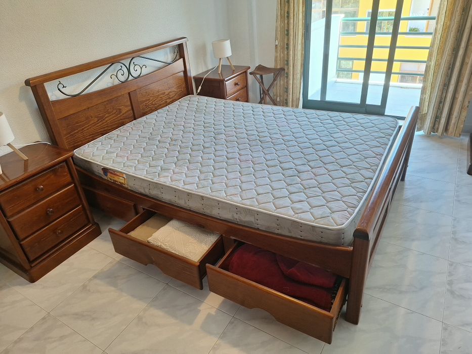 Mobilia Quarto Cama, colchao, 2 mesinhas