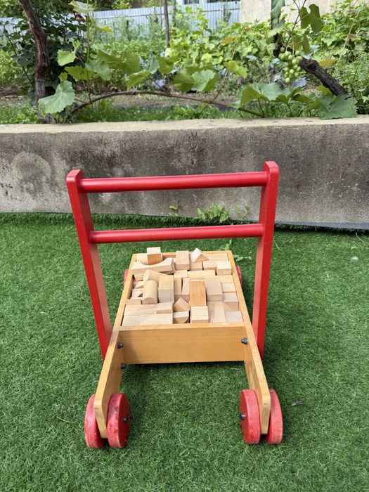 Дитячі ходунки, візок з деревʼяними блоками