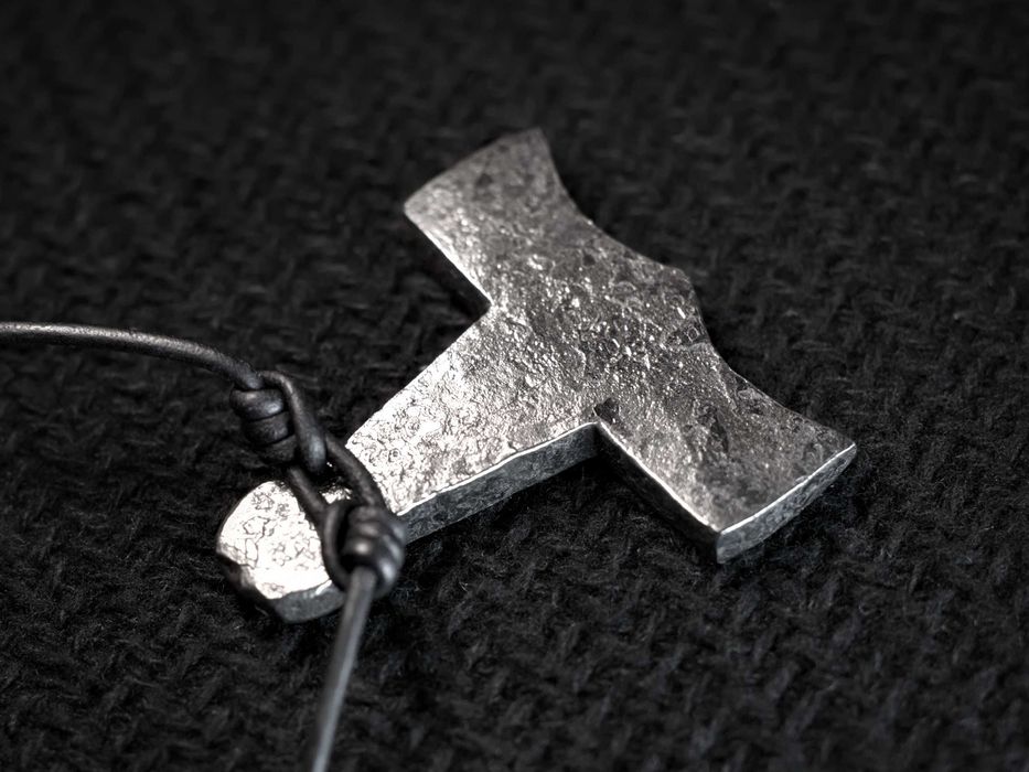 Masywny młot Thora, Mjolnir - biżuteria Wikingów w surowym stylu