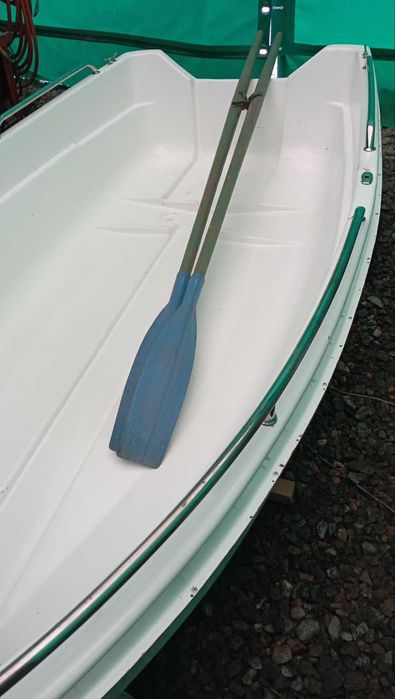 Гребний човен зі склопластику з веслами та леєрами