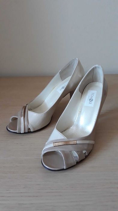 Beżowe buty na obcasie