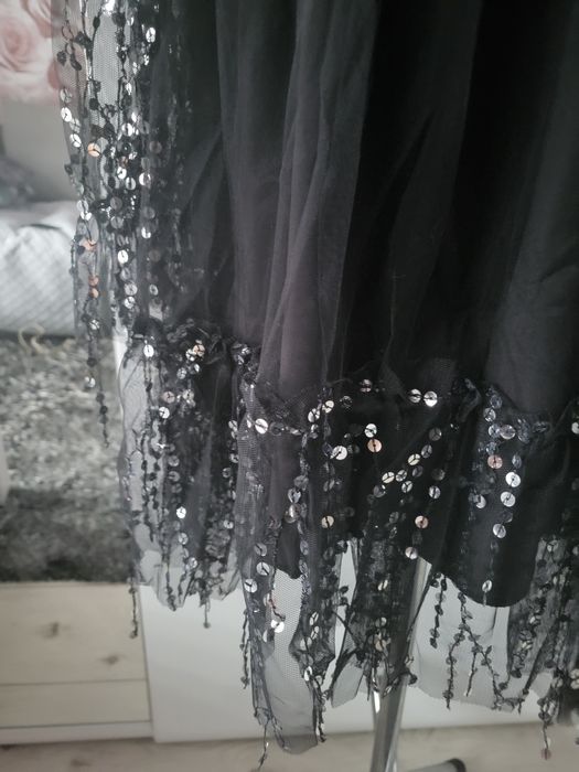 Czarna sukienka tiulowa ze srebrnymi cekinowymi frędzlami 42-44