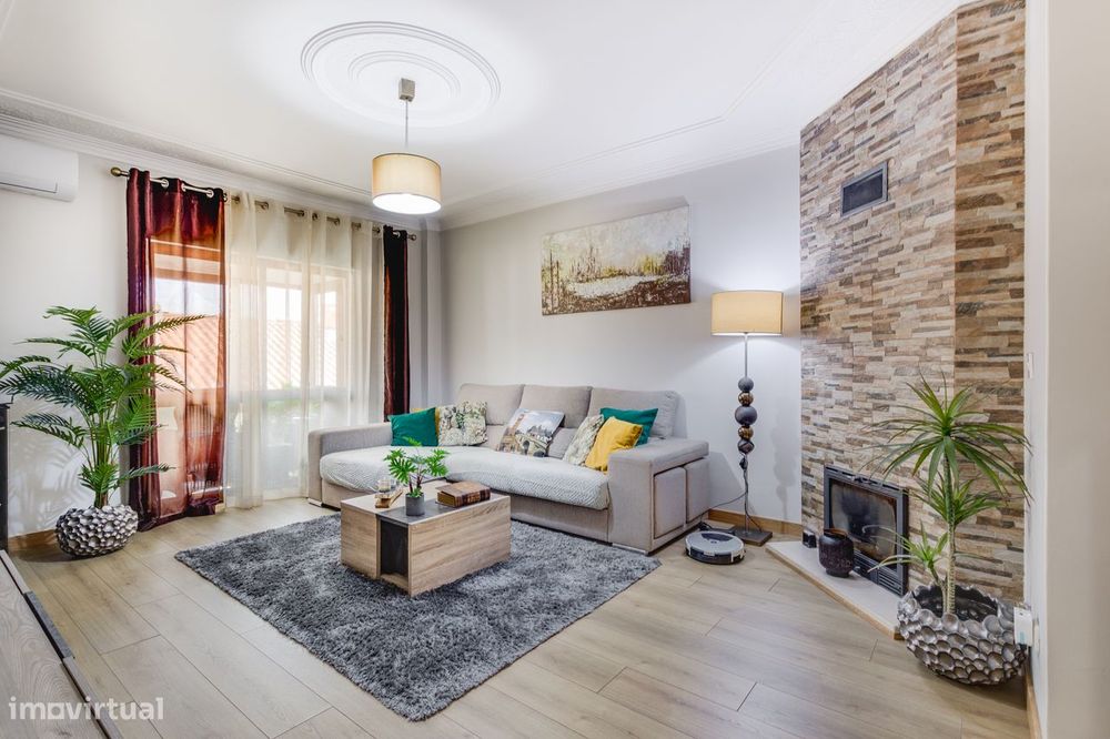Apartamento T2 | Bom Sucesso | Tres Varandas Fechadas | Garagem — Alverca Do Ribatejo E Sobralinho, Lisboa